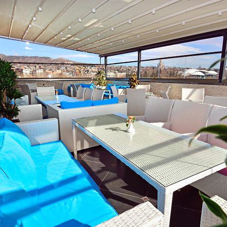 River Side Hotel Tiflis Exterior foto A 3D rendering of a balcony