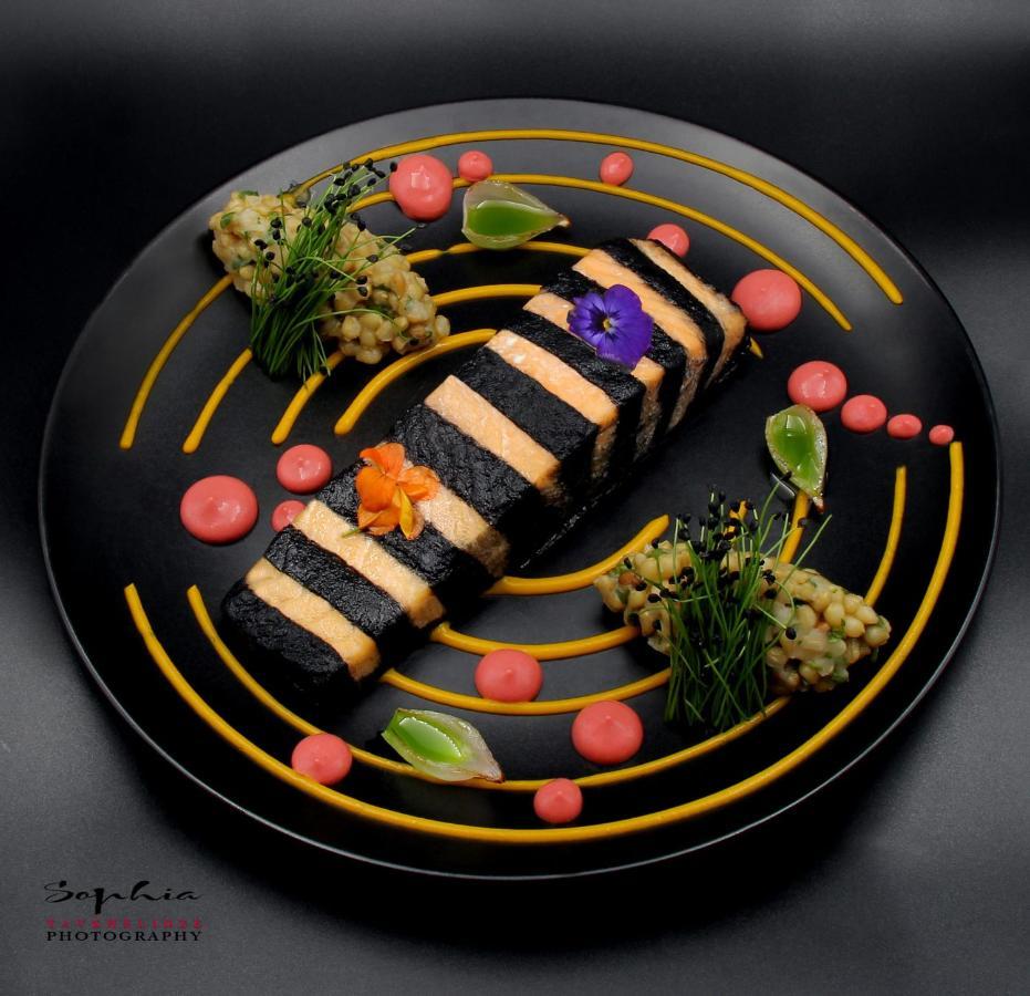 River Side Hotel Tiflis Exterior foto A sushi cake