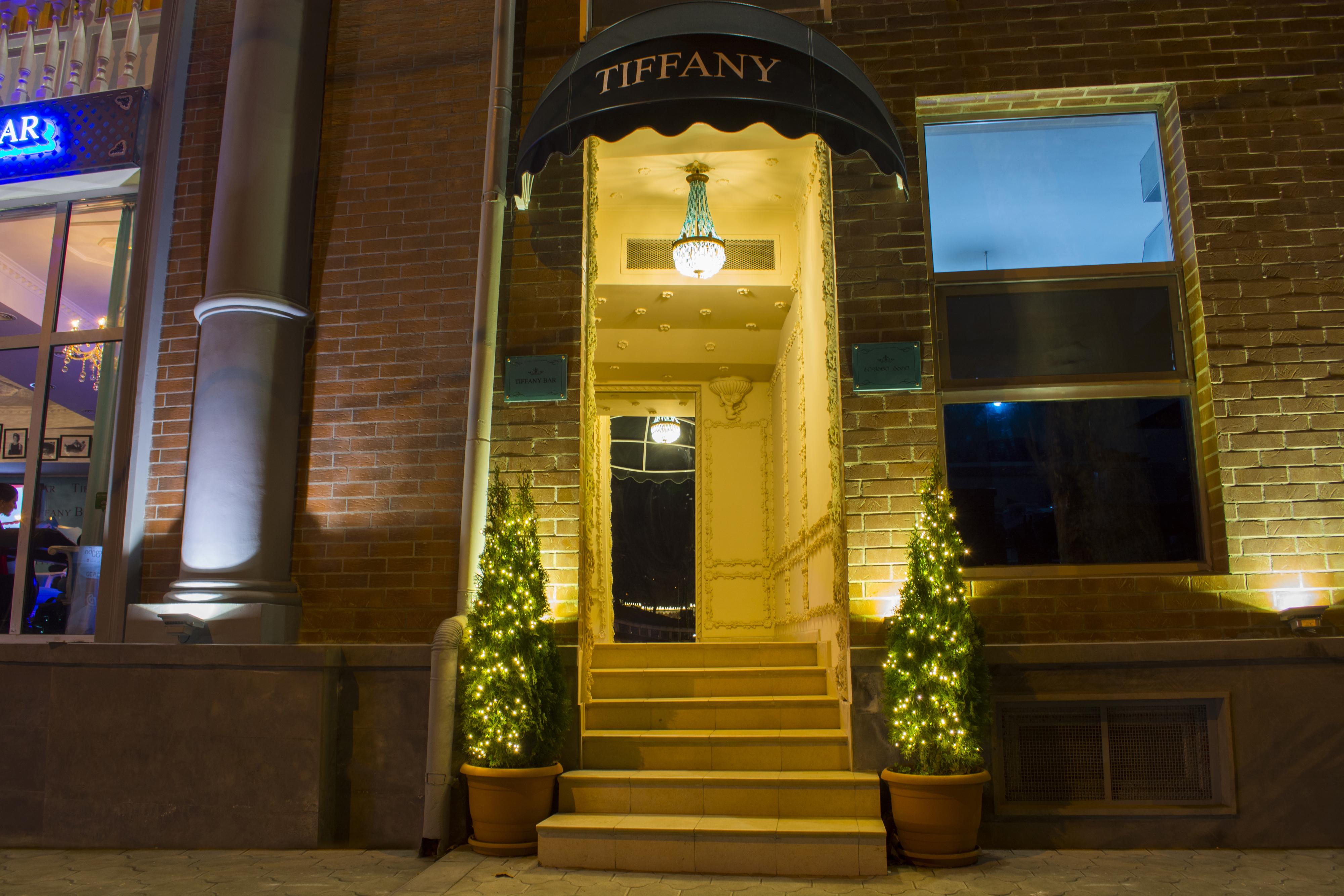River Side Hotel Tiflis Exterior foto Tiffany & Co. store in New York City