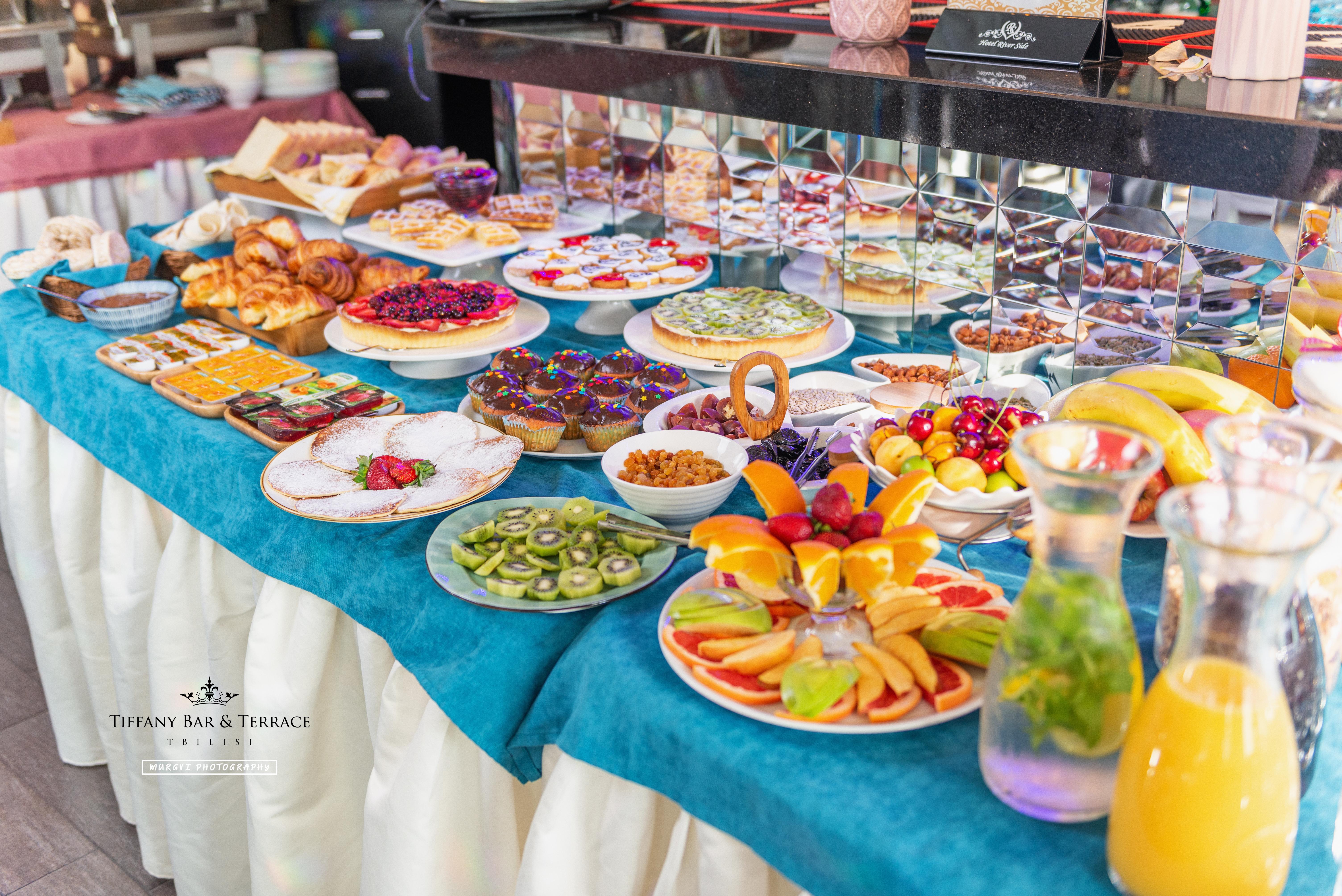 River Side Hotel Tiflis Exterior foto A buffet