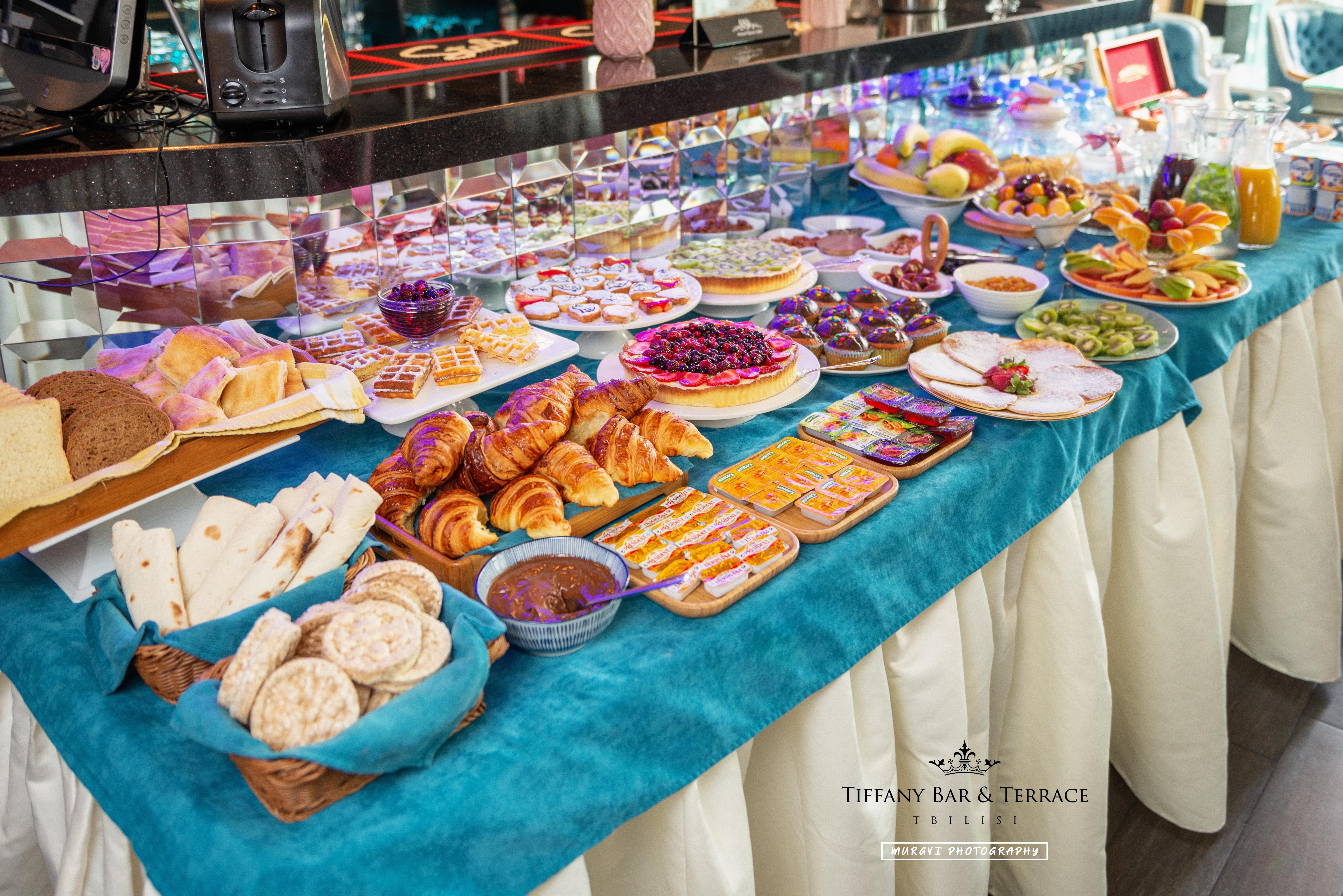 River Side Hotel Tiflis Exterior foto A buffet at a hotel