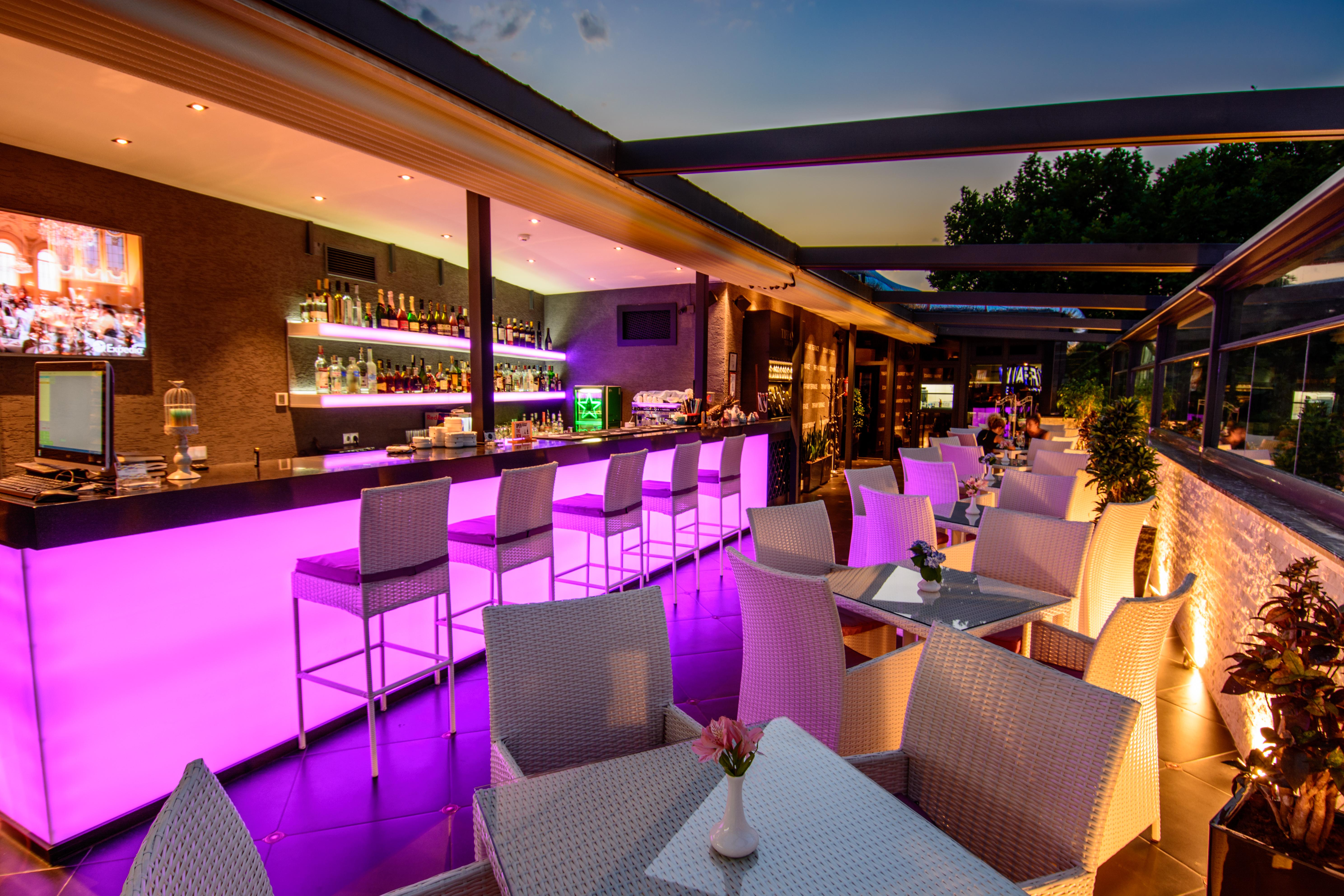 River Side Hotel Tiflis Exterior foto The bar at the Sky Bar