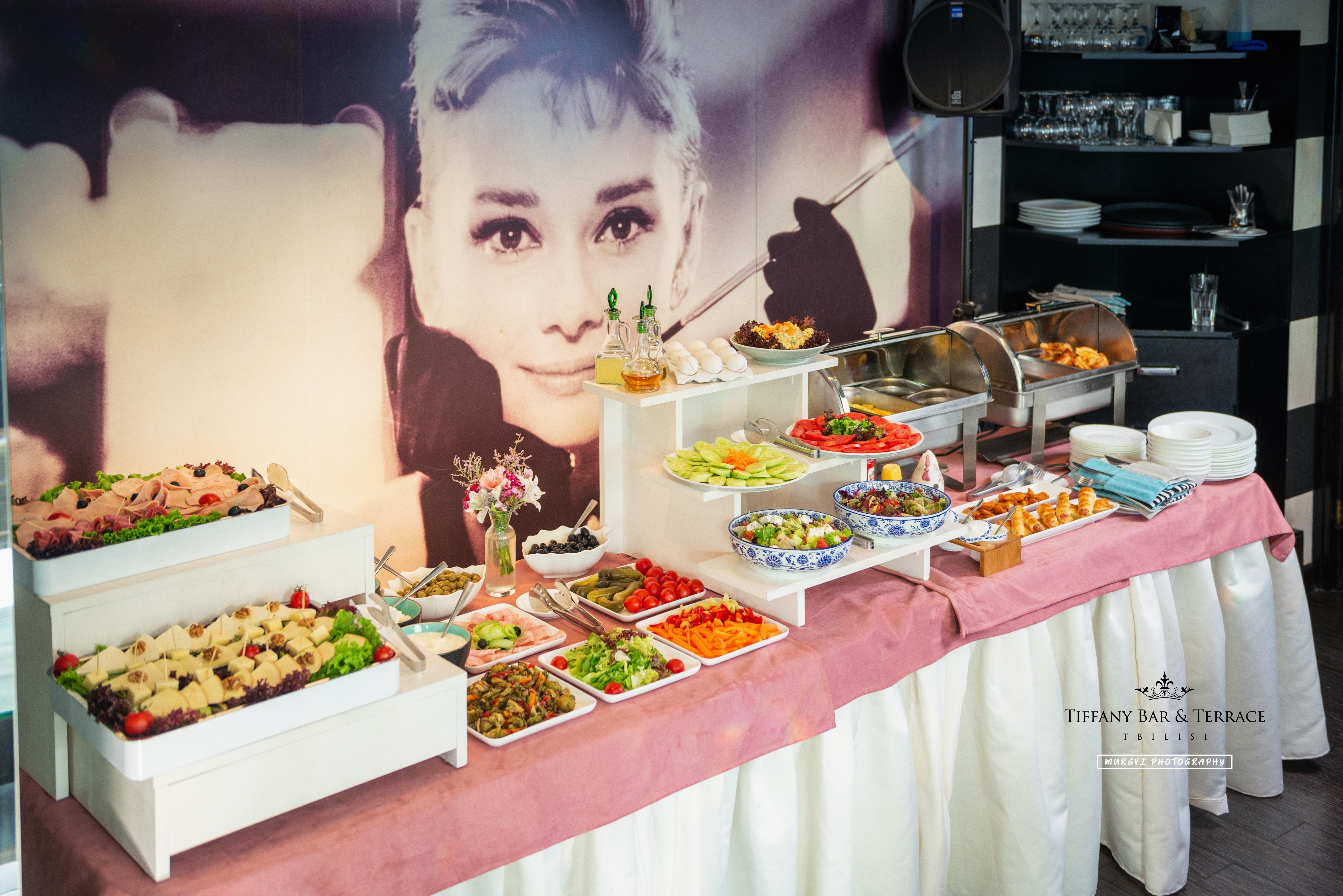 River Side Hotel Tiflis Exterior foto A buffet