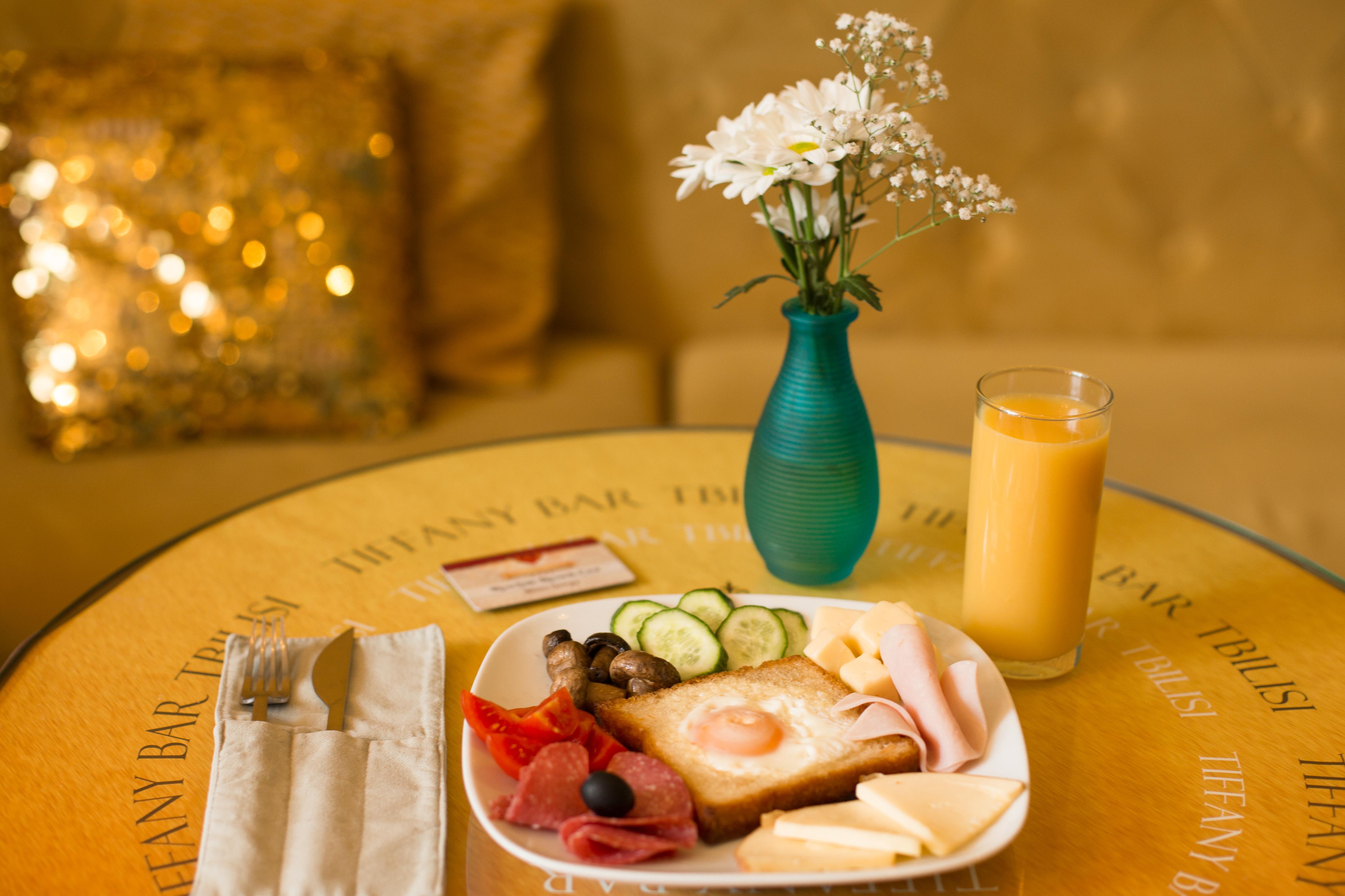 River Side Hotel Tiflis Exterior foto A typical breakfast
