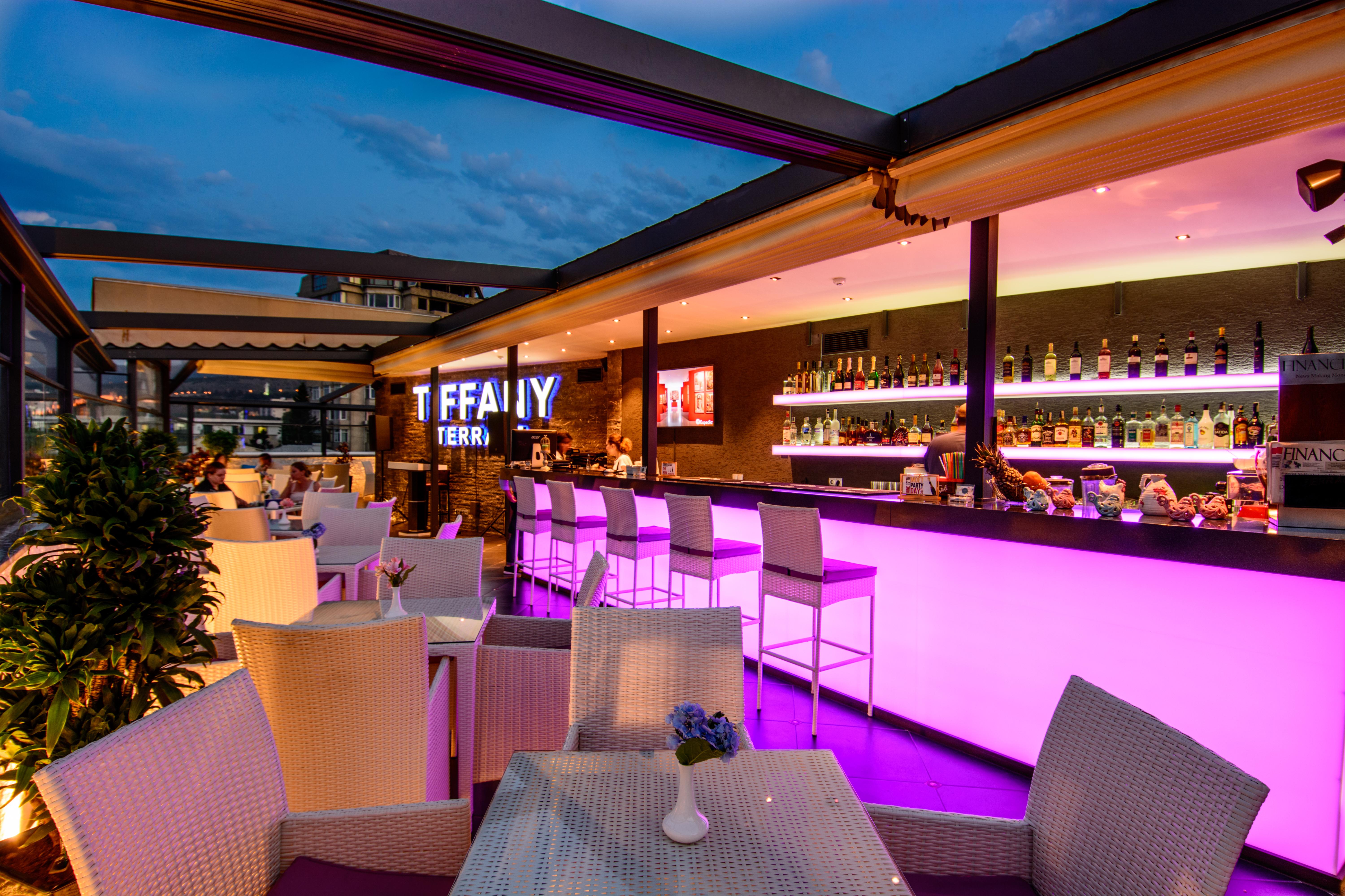 River Side Hotel Tiflis Exterior foto The bar at the top of the hotel