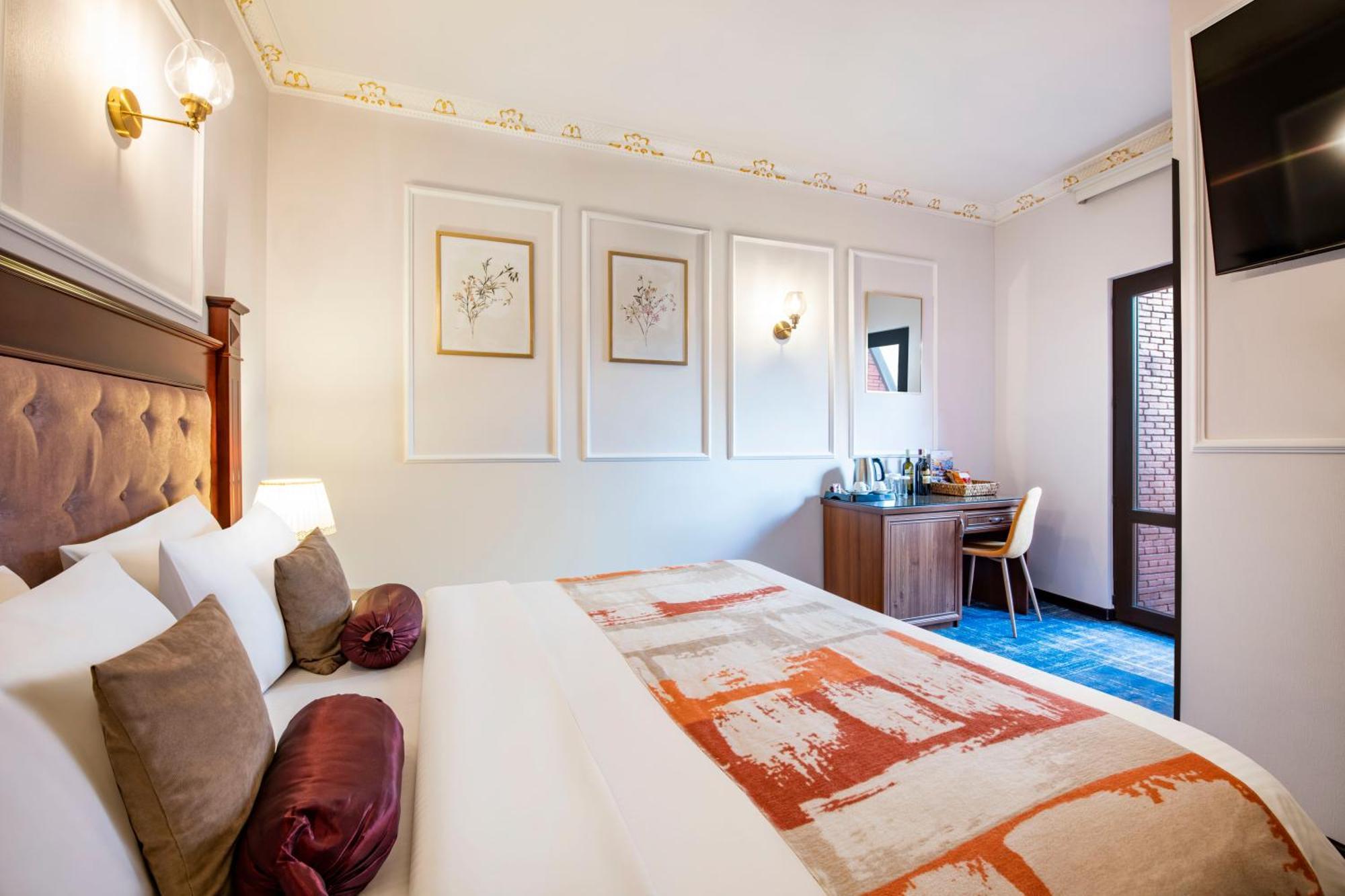 River Side Hotel Tiflis Exterior foto A room at the hotel