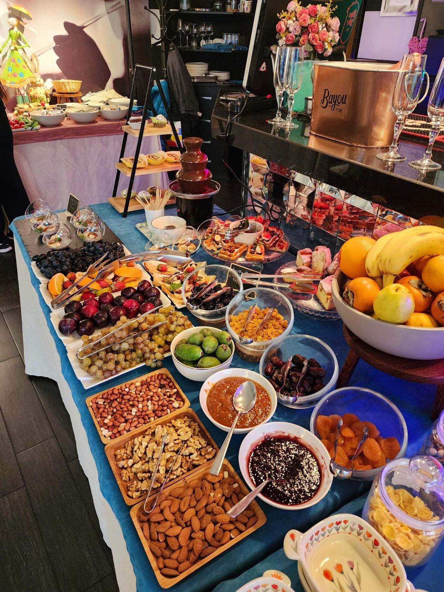 River Side Hotel Tiflis Exterior foto A fruit salad bar
